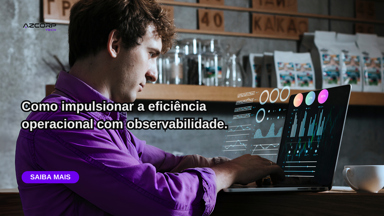 Homem com uma camisa roxa analisando dados no notebook.